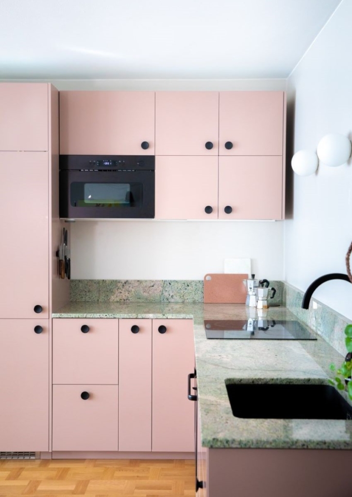 vaaleanpunainen keittiö