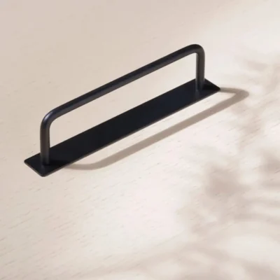 Vedin laatalla, musta