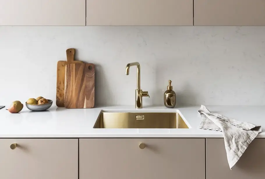 Messinkinen allas ja hana