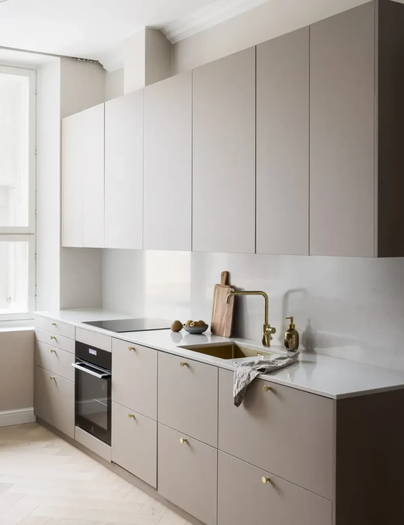 Beige keittiö ja kvartsitaso