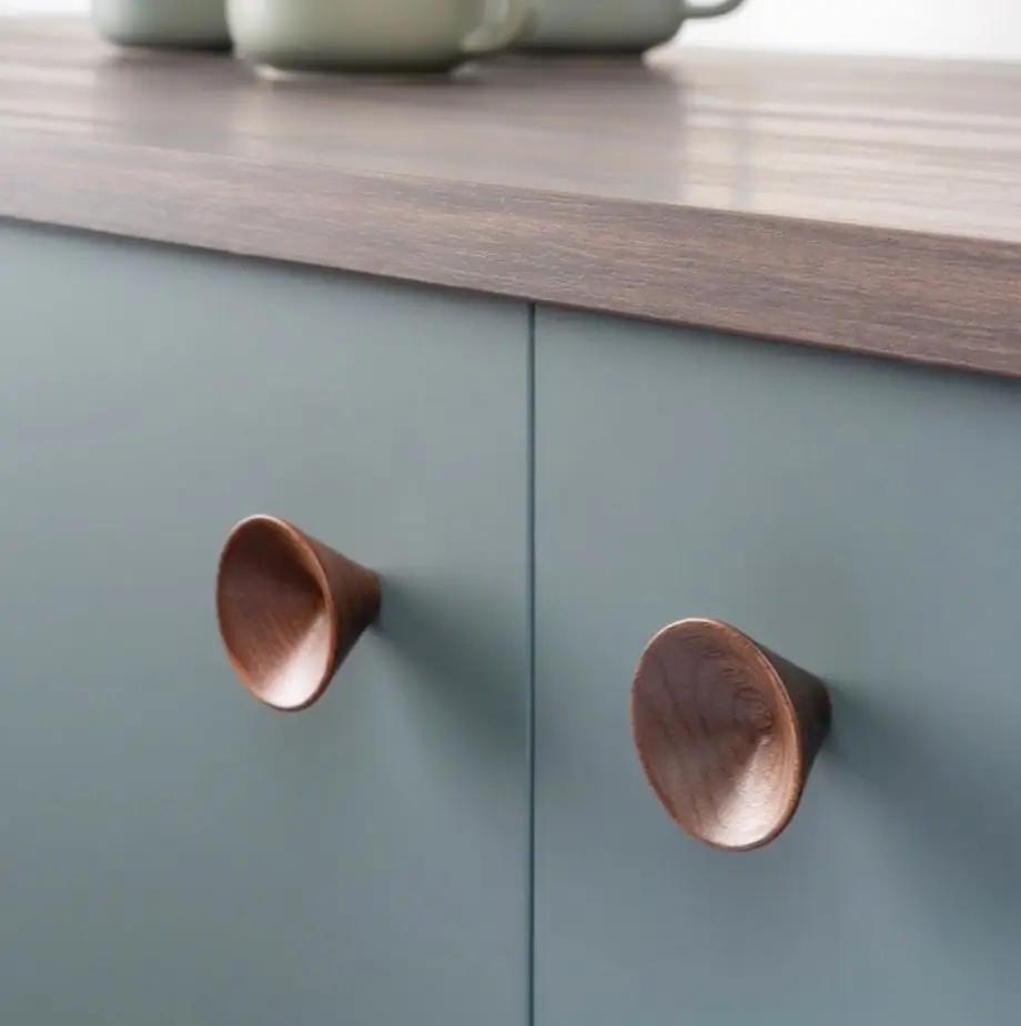 Pähkinä puuvetimet kaapissa