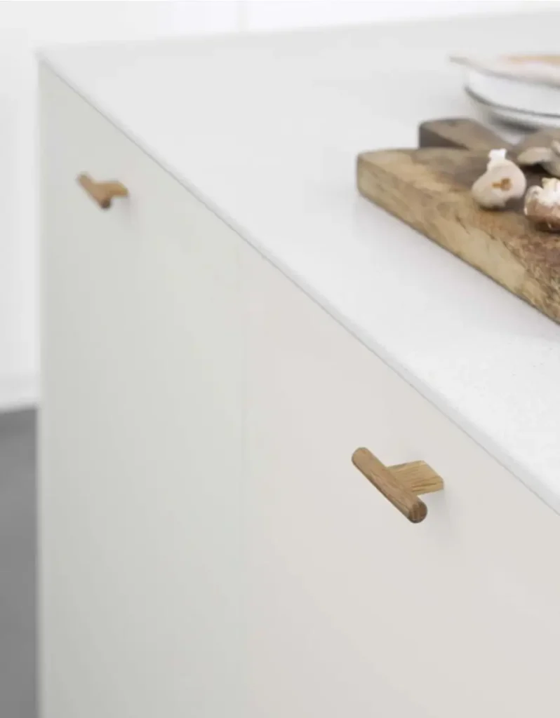 Puinen keittiön vedin