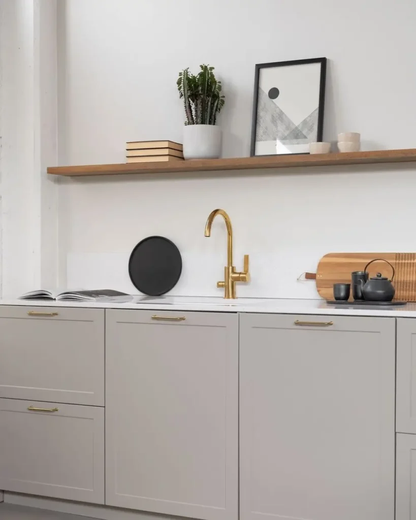 Seinähylly keittiössä