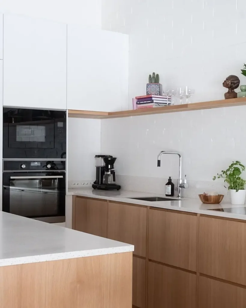 Avohyllyt keittiössä