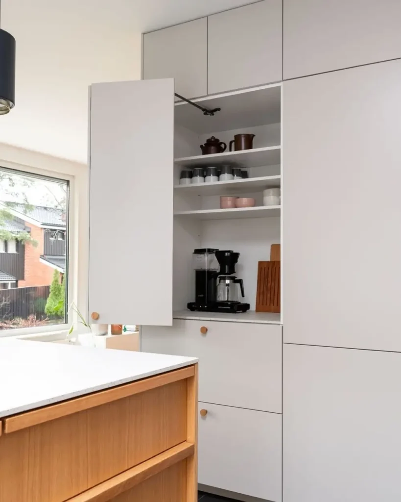 Mekanismi aamiaiskaappi beige keittiö