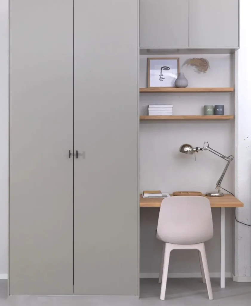 Pax- vaatekaappi työpöydän kanssa