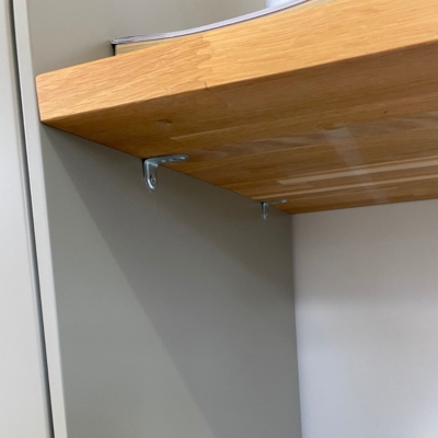Vaatekaappikokonaisuus ja työpiste hyllyillä OUTLET